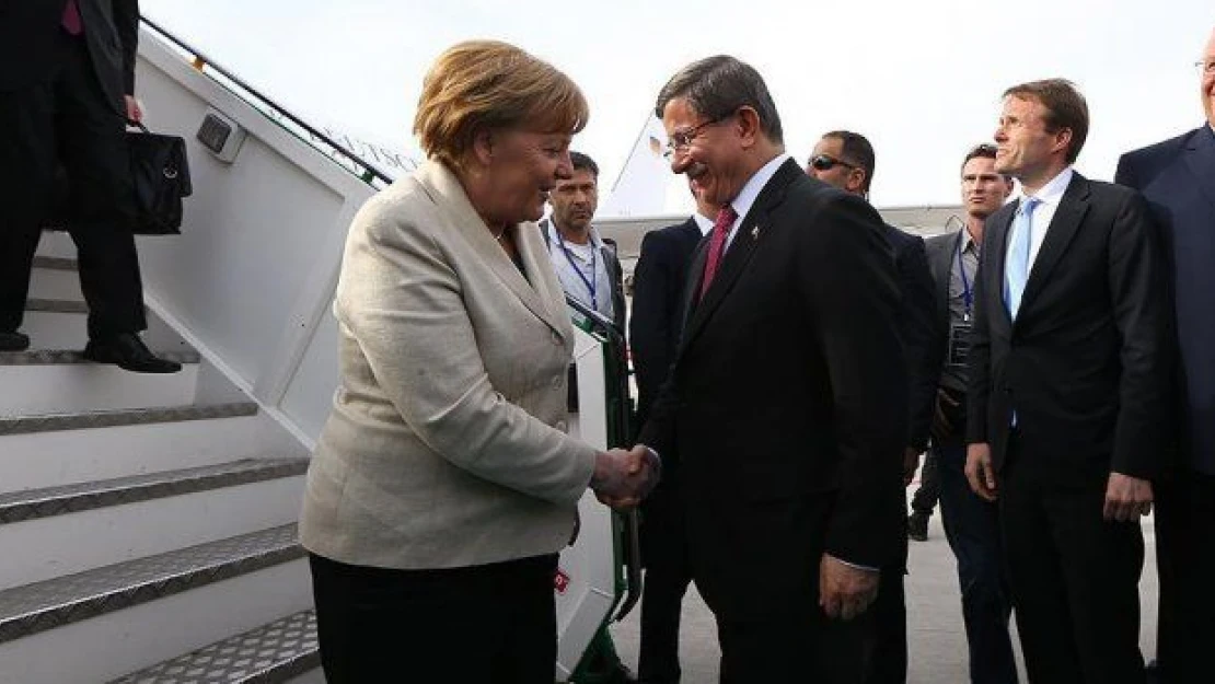 Başbakan Davutoğlu, Merkel'i karşıladı