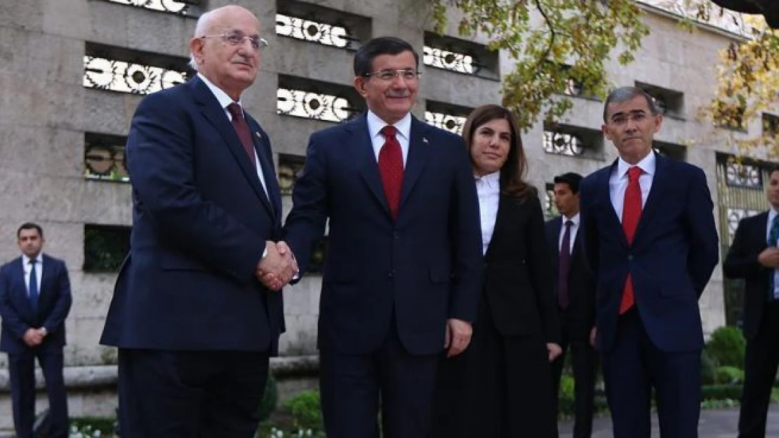 Davutoğlu'nun anayasa ve İçtüzük mesaisi... Kahraman'dan randevu istedi