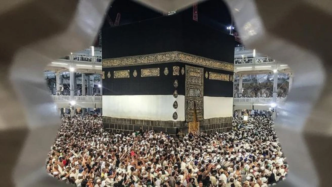 Suudi Arabistan'a giden Başbakan Davutoğlu umre yaptı