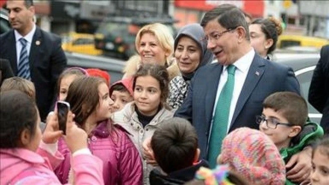 Davutoğlu'ndan öğrencilere sürpriz