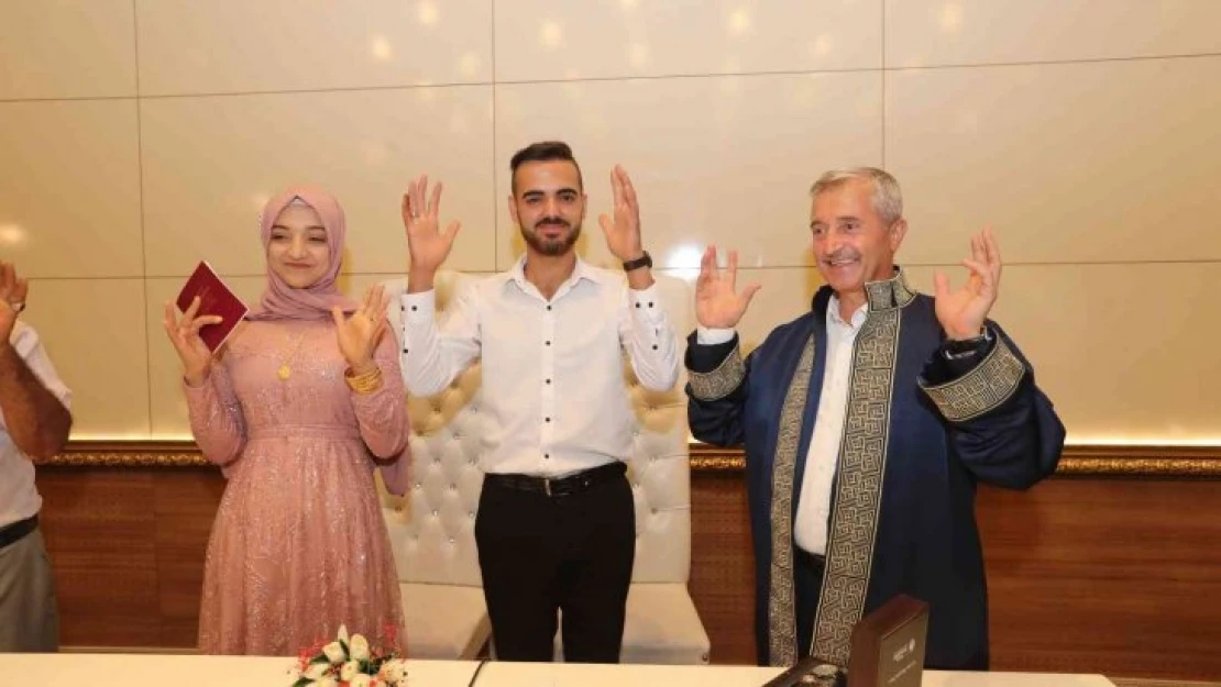 Başkan Tahmazoğlu, işitme engelli çiftin nikahını işaret diliyle kıydı