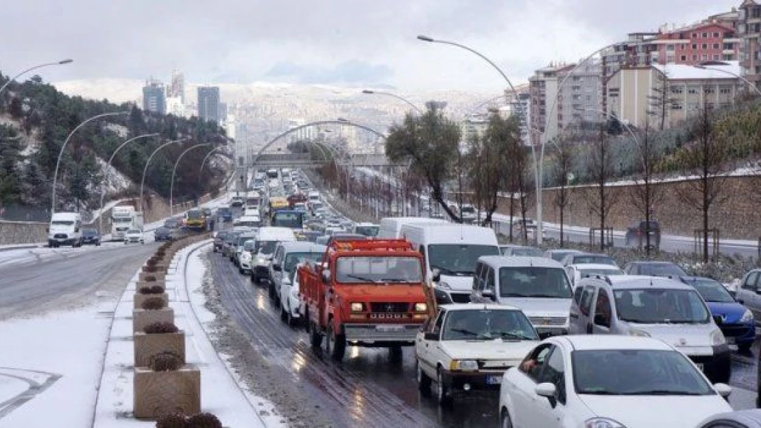 Başkent Ankara'ya yılın ilk karı yağdı