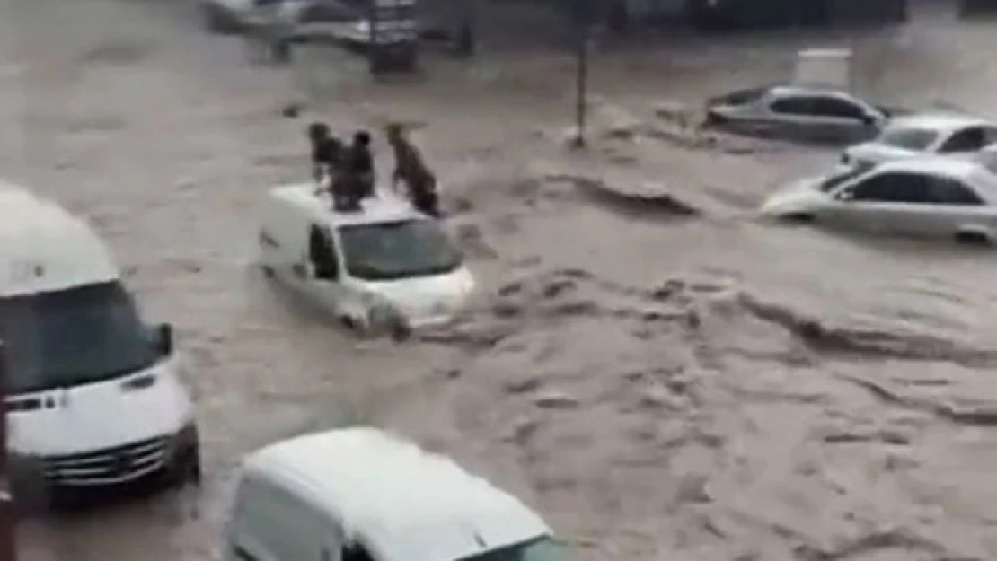 Başkent'te  sağanak yağmur sonrası sokaklar dereye döndü