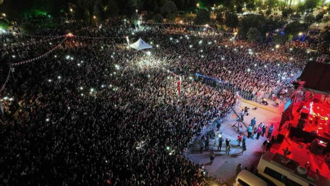 Başkent'te Pilli Bebek ve Melek Mosso rüzgarı esti, gençler bayram coşkusu yaşadı