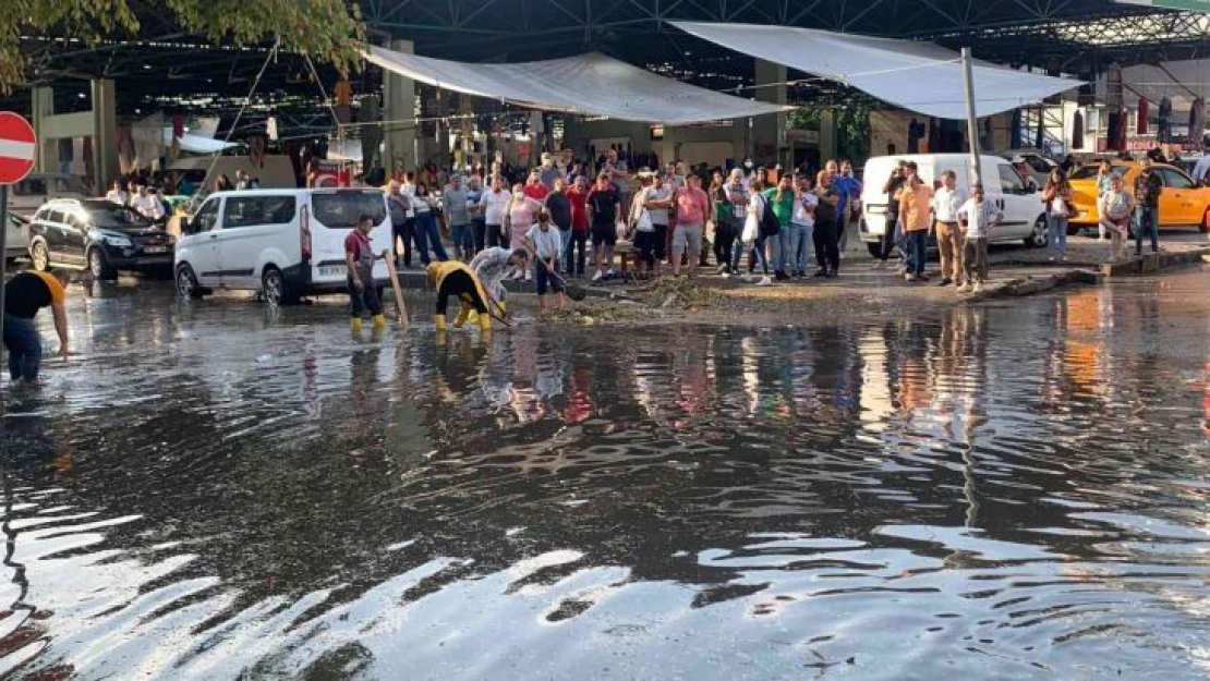 Başkent'te sağanak cadde ve sokakları göle çevirdi