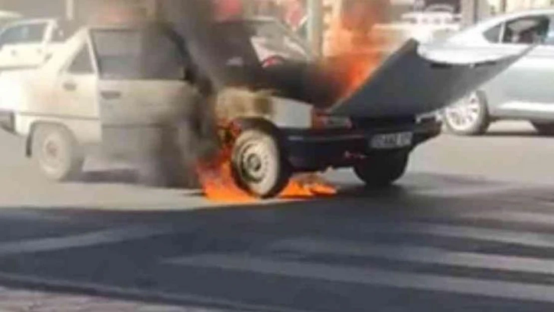 Batman'da trafik ışıklarında bekleyen otomobil alev aldı