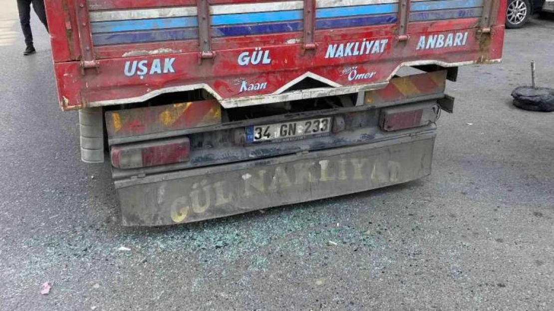 Bayrampaşa'da 2 aracın arasında sıkışan sürücü yaralandı