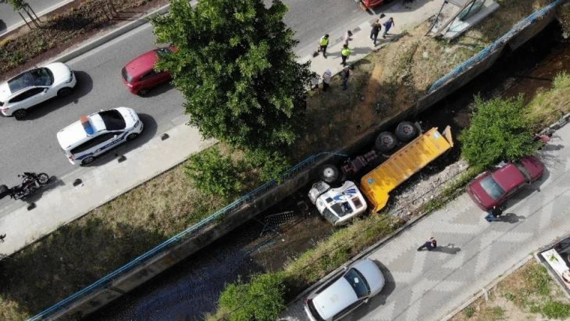 Beykoz'da  İSKİ'ye ait freni tutmayan  hafriyat kamyonu kanala uçtu