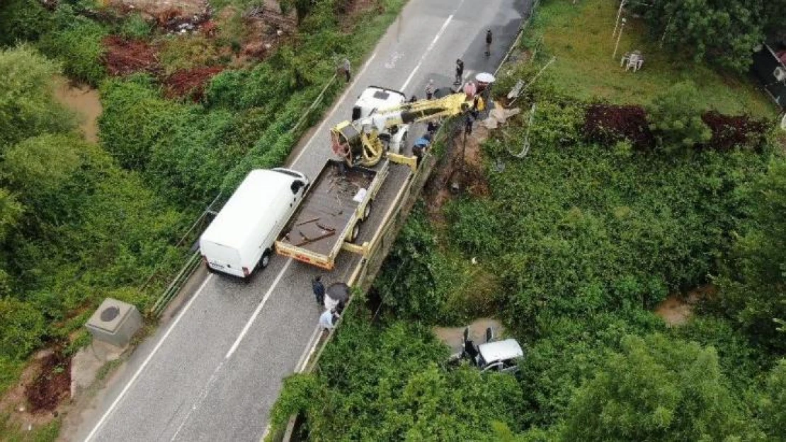 Beykoz'da yağmurda aracıyla dereye uçan kadın sürücü yaralandı