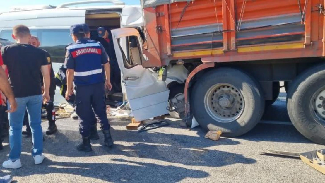 Bilecik'in Bozüyük ilçesinde öğrencileri taşıyan minibüs, Eskişehir - Bursa karayolunda seyir halindeyken kamyona arkadan çarptı. Çok sayıda yaralı var.