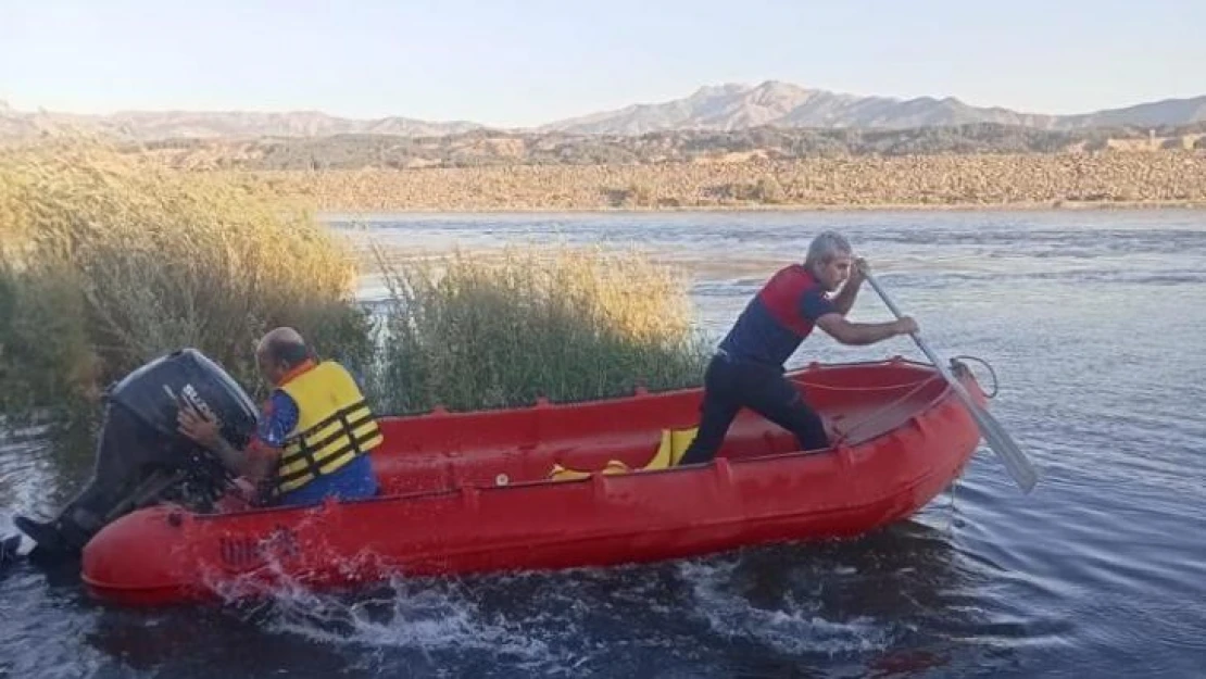 Bingöl'de baraj ortasında mahsur kalan vatandaşı ekipler kurtardı