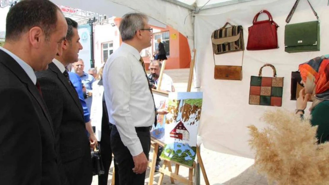 Bingöl'de kadınların el emekleri görücüye çıktı