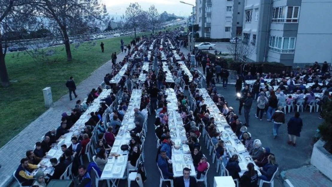 Binlerce kişinin buluştuğu iftar sofrası havadan görüntülendi