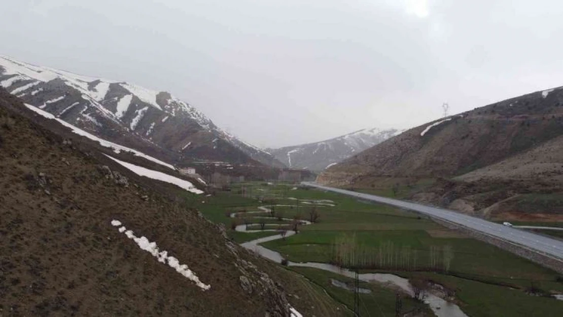 Bitlis'teki dağların bir yanı kar bir yanı bahar