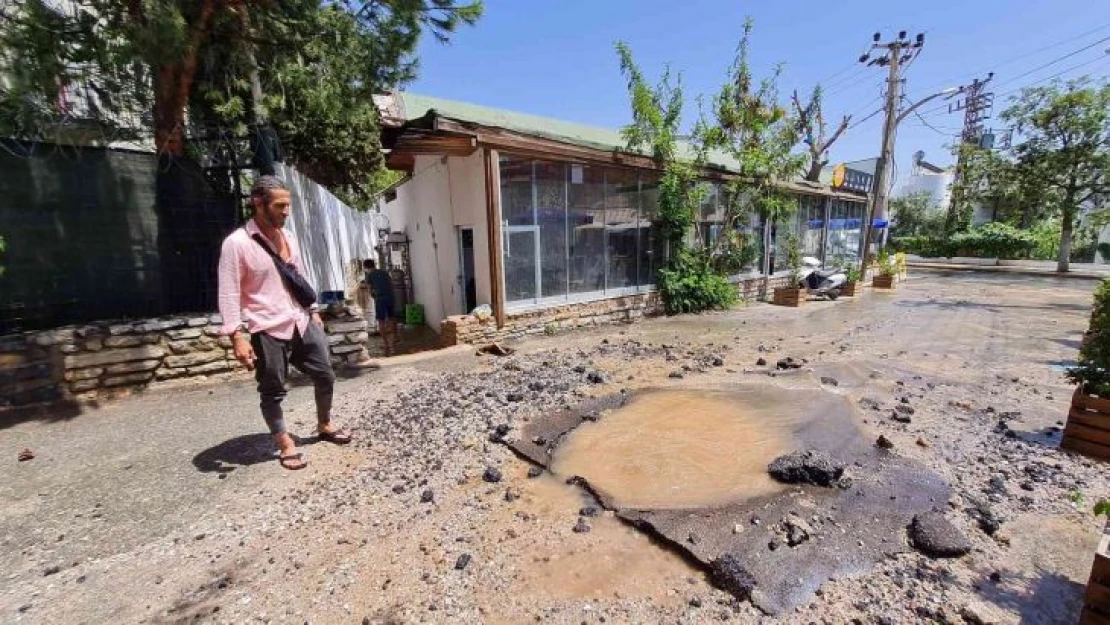 Bodrum'da isale hattı yine patladı, bazı iş yerlerini su bastı