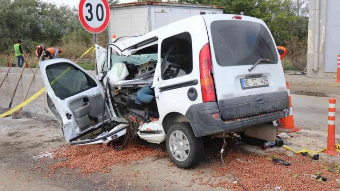 Bolu'da, hafif ticari araç gişelerde beton bariyere çarptı: 3 ölü 1 yaralı