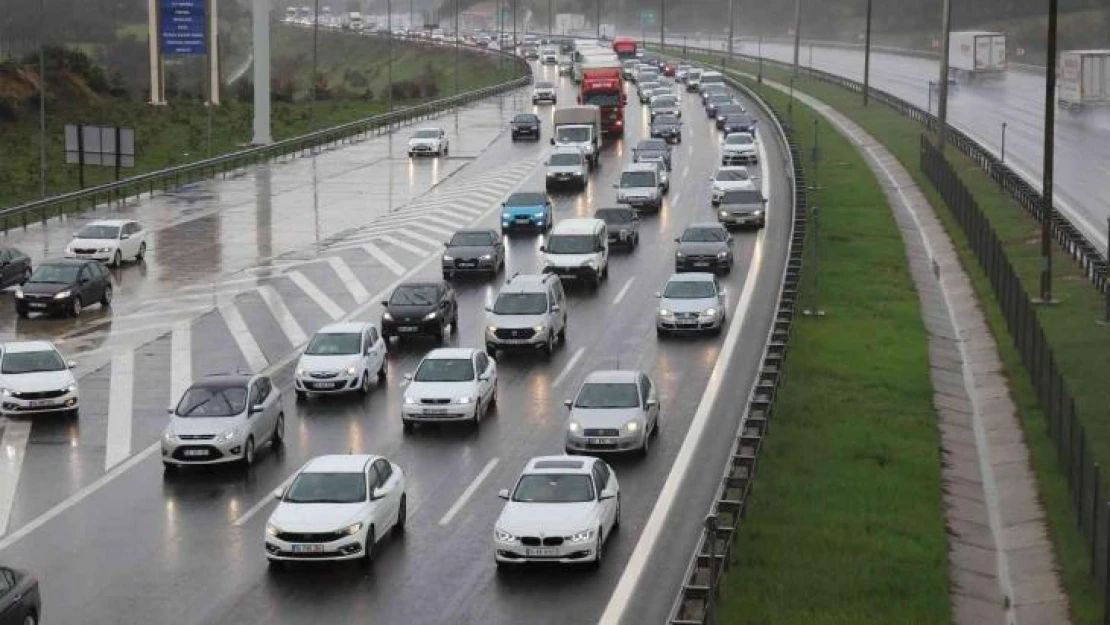 Bolu'da, TEM Otoyolu ve D100 Karayolu'nda bayram trafiği başladı