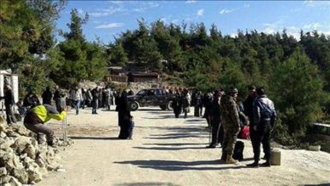 Bombardıman altındaki Cebel Ekrad'da halk evlerini terk ediyor