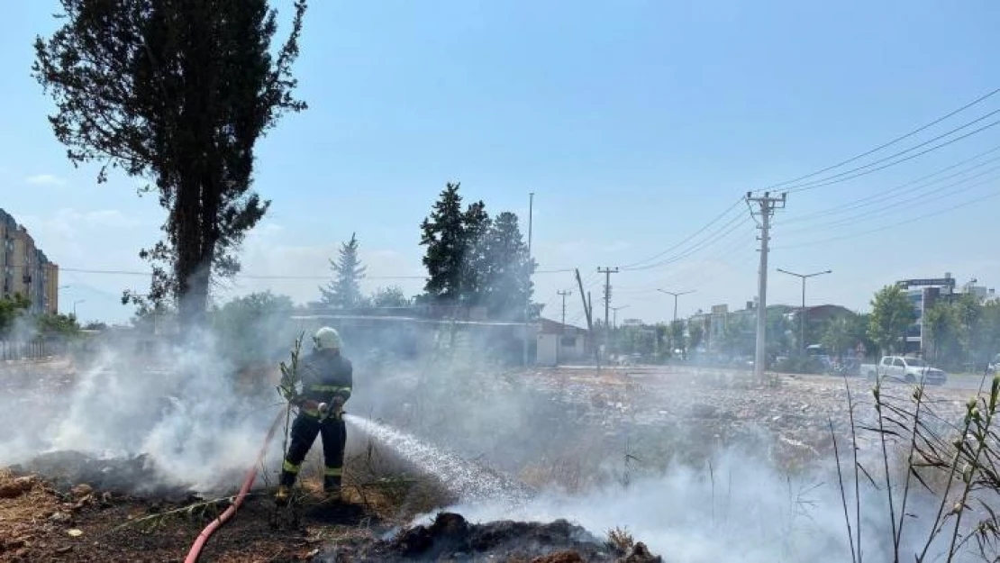 Boş arazide çıkan yangın ekipleri alarma geçirdi