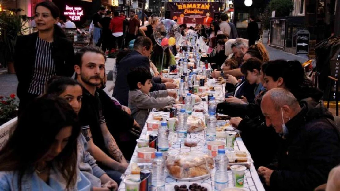 Bu sokakta 6 yıldır iftar sofrası imece usulü kuruluyor