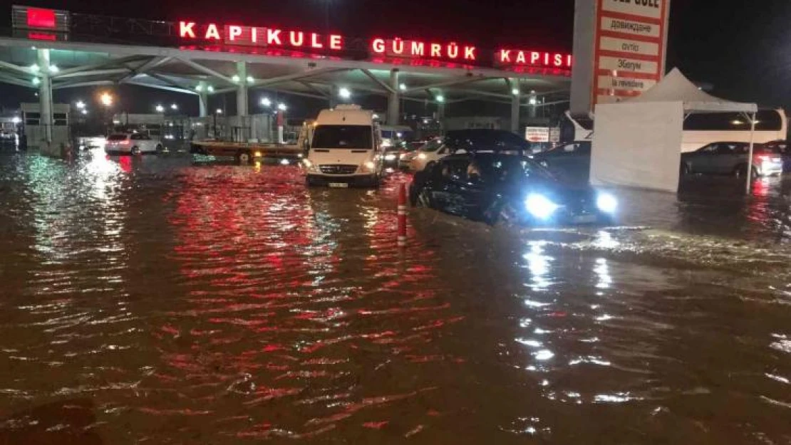 Bulgaristan-Edirne sınırında sel: Yollar kapandı araçlar mahsur kaldı