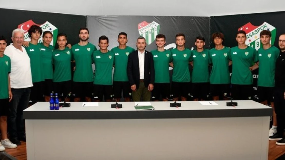 Bursaspor 13 futbolcu ile profesyonel sözleşme imzaladı