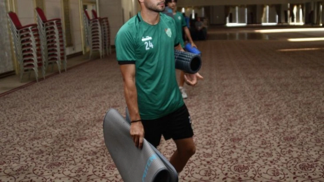Bursaspor şiddetli yağmurdan salona kaçtı