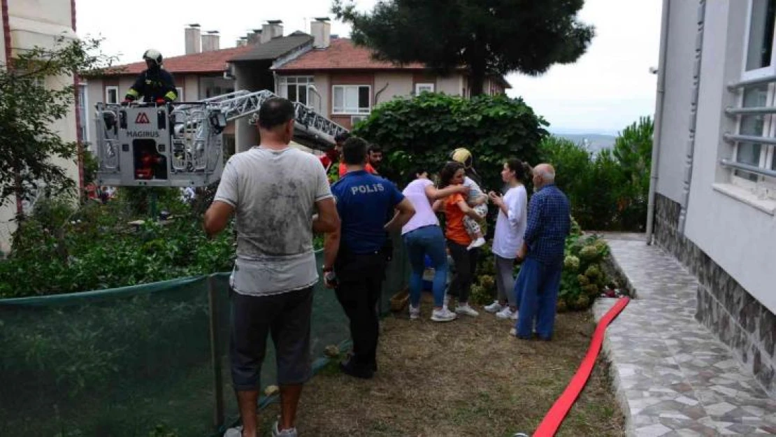 Buzdolabından yangın çıktı, mahsur kalanları itfaiye ekipleri camdan kurtardı