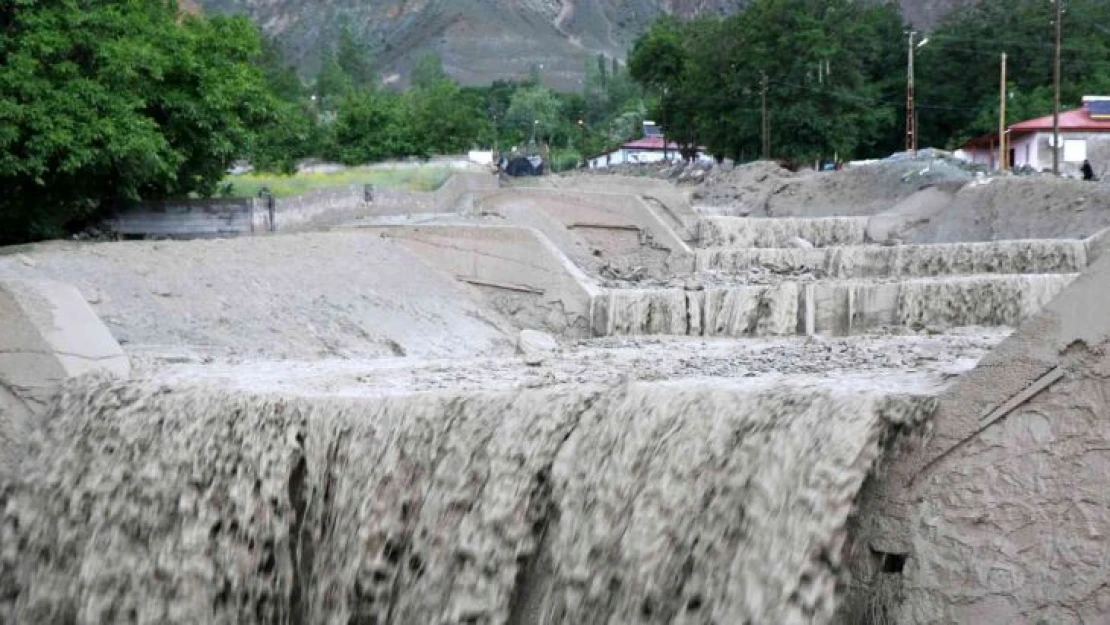 Erzincan'da caddeler sel sularıyla doldu, vatandaşlar çekiciyle karşıya geçebildi