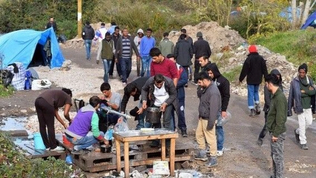 Calais sığınmacı kampının koşulları iyileştirilecek