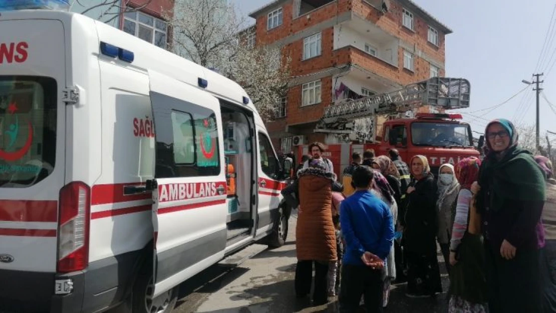 Çatı katında çıkan yangın sebebiyle panik olan 2 kadın fenalaştı