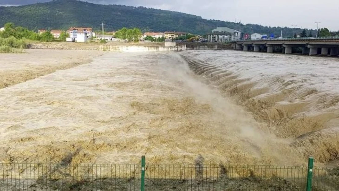 Çaycuma ilçesinde taşkınlar oluştu