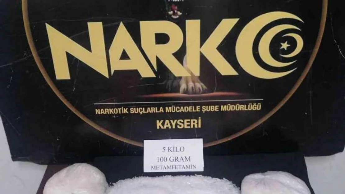 Çekici üzerindeki otomobilde 5 kilo uyuşturucu ele geçirildi