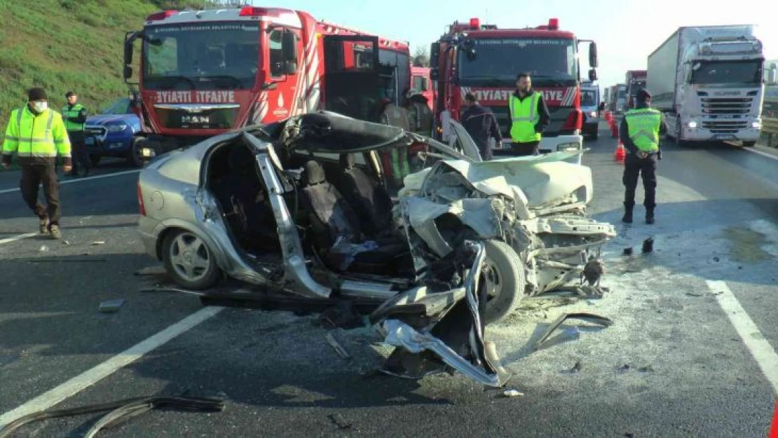 Çekmeköy'de otomobil kamyona hızla çarptı: 1 ölü, 1 yaralı