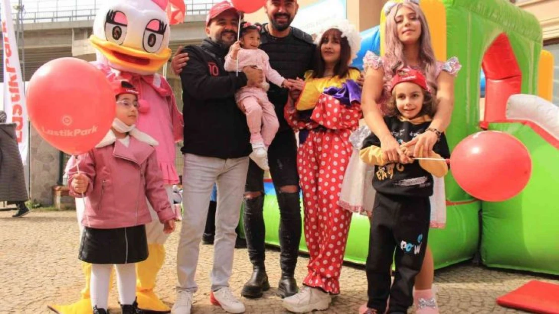 Çekmeköy'de ünlü drift pilotu Ertuğrul Makena, otizmli çocuklar ile bir araya geldi