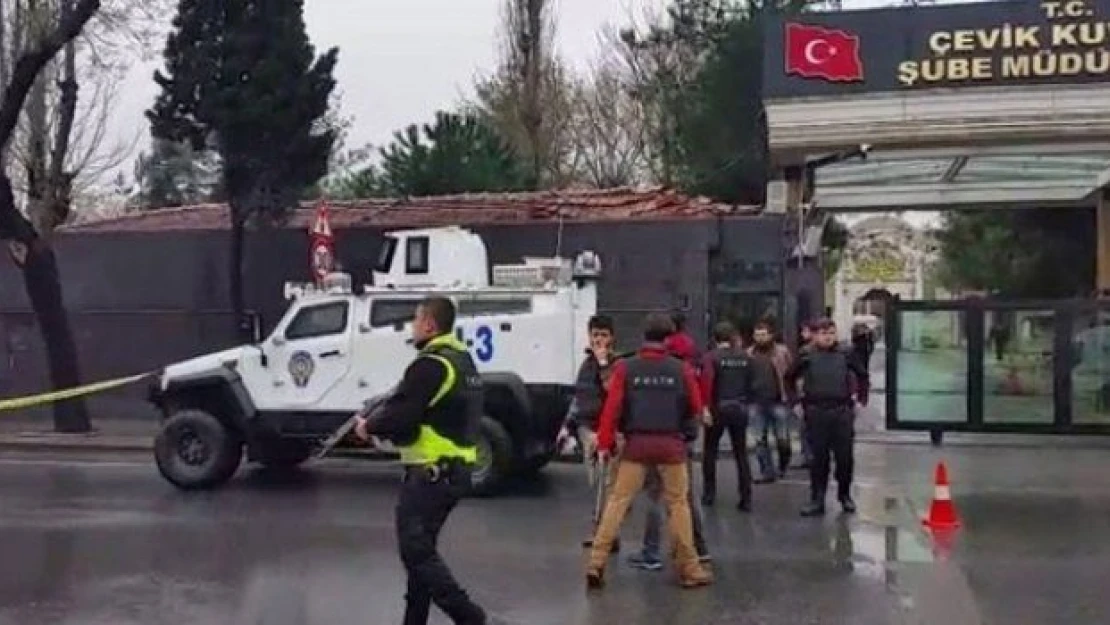 Çevik kuvvete el bombası atan kadın teröristlerin saldırı anı kamerada