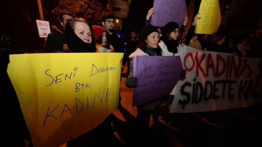 CHP'li bir grup tecavüz ve kadın cinayetlerini protesto etti