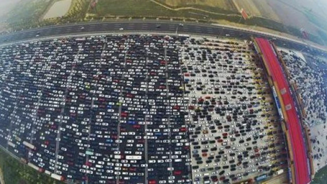 Çin'de 50 şeritli yol saatlerce kitlendi