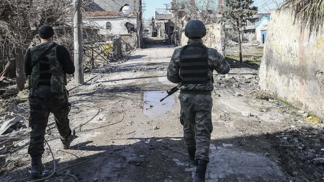 Cizre'de barikat ve enkazlar kaldırılıyor