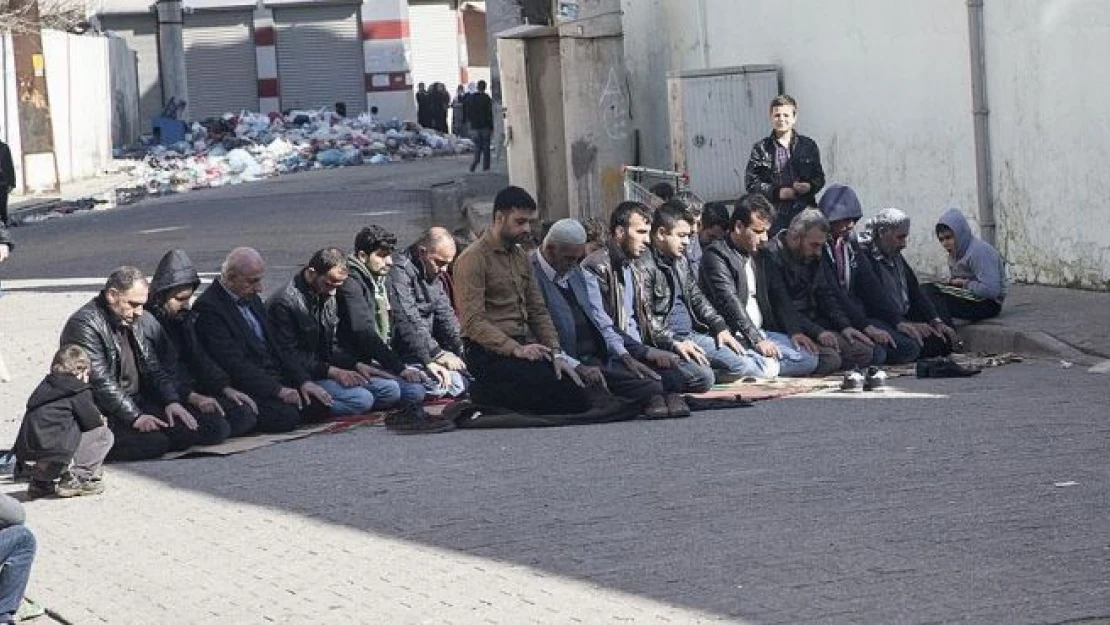 Cizre'de 'cuma namazı' sokakta kılındı