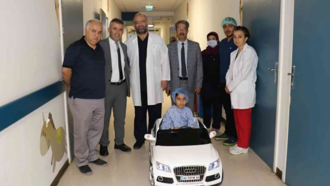Çocuklar ameliyata akülü araba ile gidiyor