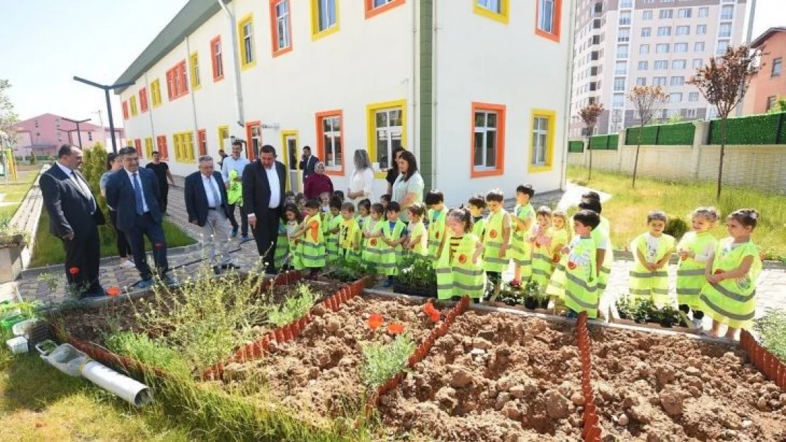 Çocuklar, atalık tohumdan elde edilen fideleri toprakla buluşturdu