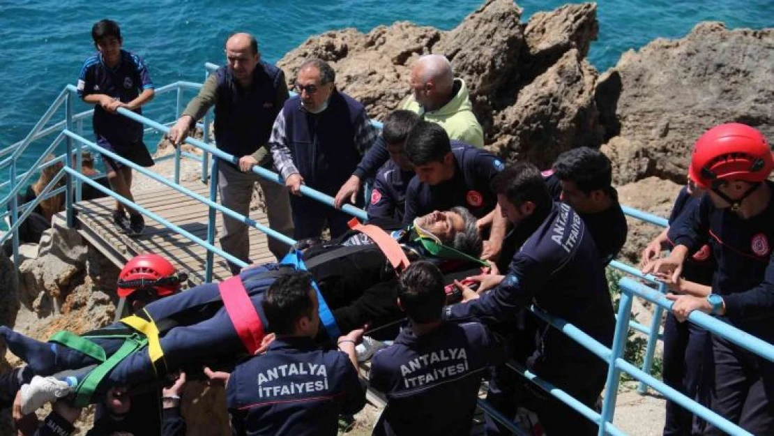 Çöp toplamak için çıktığı falezlerden düştü, itfaiye ekiplerince kurtarıldı