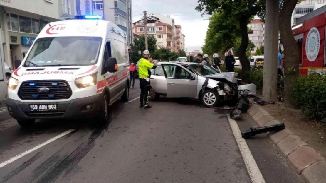 Çorlu'da otomobil beton direğe çarptı: 1 ölü