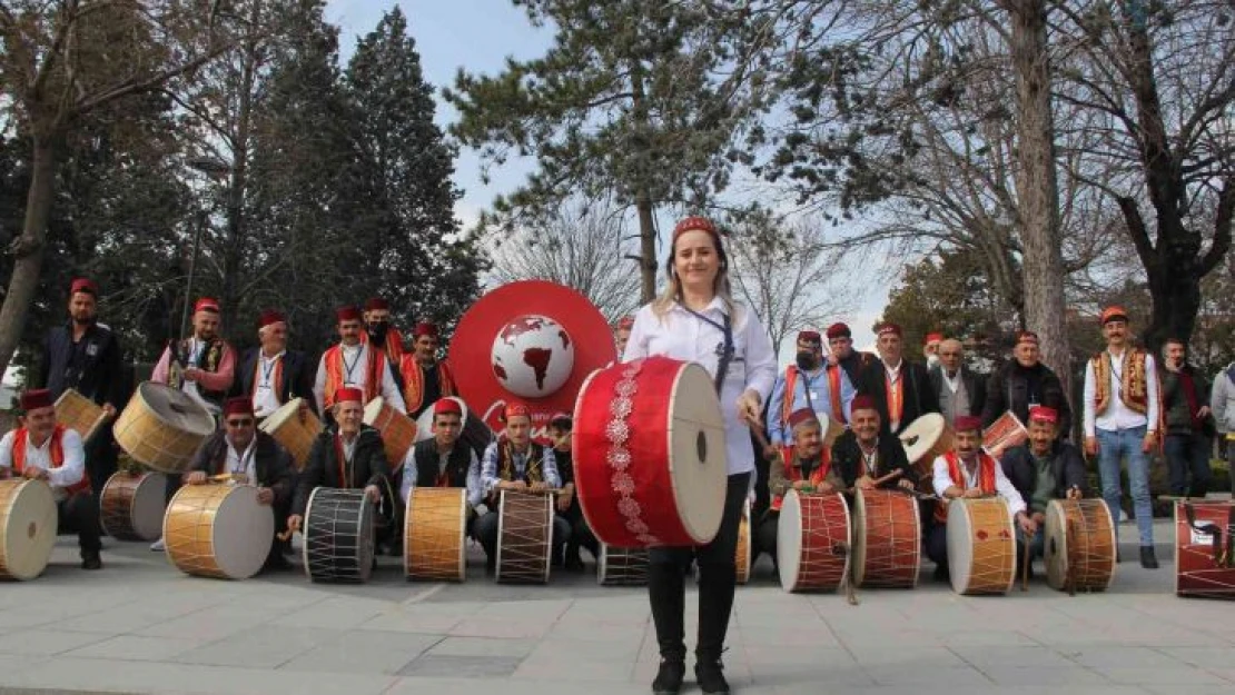 Çorum'un ilk kadın davulcusu manilerle vatandaşları sahura uyandıracak