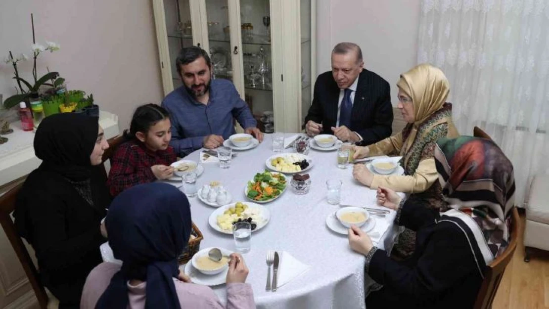 Cumhurbaşkanı Erdoğan, Ümraniye'de bir vatandaşın evinde iftar yaptı