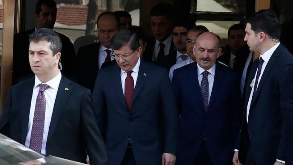 Davutoğlu Ankara'daki saldırıda yaralanan vatandaşları ziyaret etti