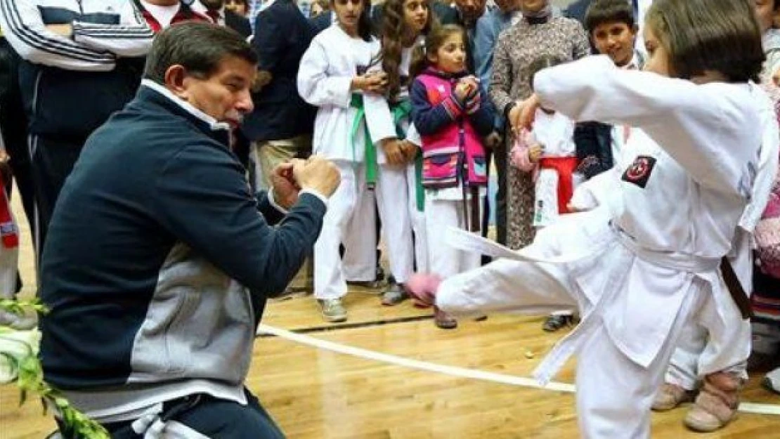 Davutoğlu çocuklarla tekvando antrenmanında
