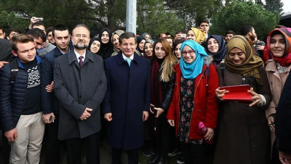 Davutoğlu Cuma namazını üniversitede öğrencilerle kıldı