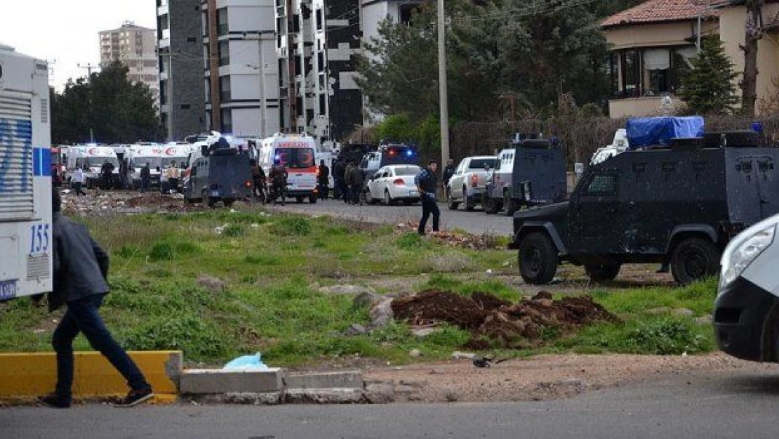 Davutoğlu Diyarbakır'da 7 şehidin cenaze törenine katıldı
